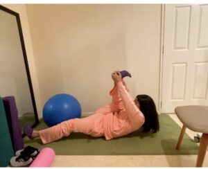 沖縄県那覇市のパーソナルジムで55歳女性が開脚180°に挑戦する柔軟チャレンジの様子